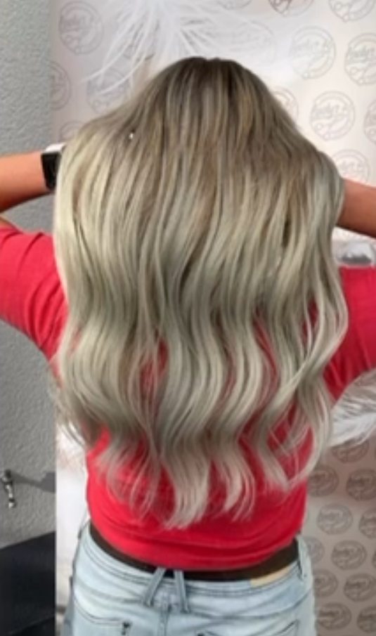 Transformation zu voluminösem und langem Haar durch Extensions.
