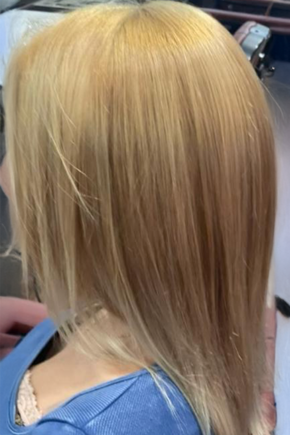 Vorher-Bild: Blondes, kinnlanges Haar