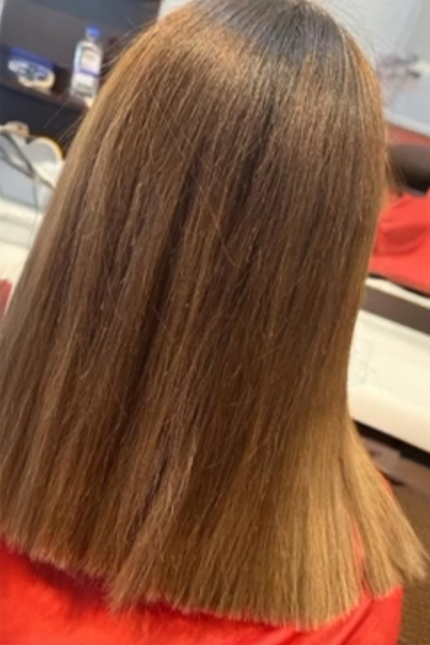 Vorher-Bild: Kundin mit lockigem, kurzem Haar