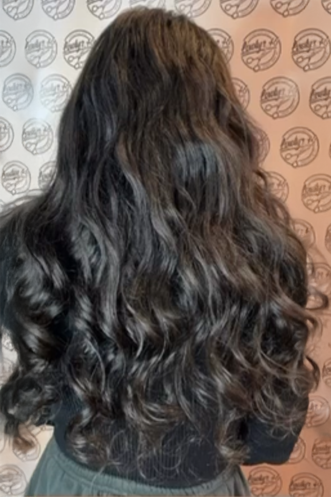 Nachher-Bild: Langes, glattes und glänzendes Haar nach der Haarverlängerung