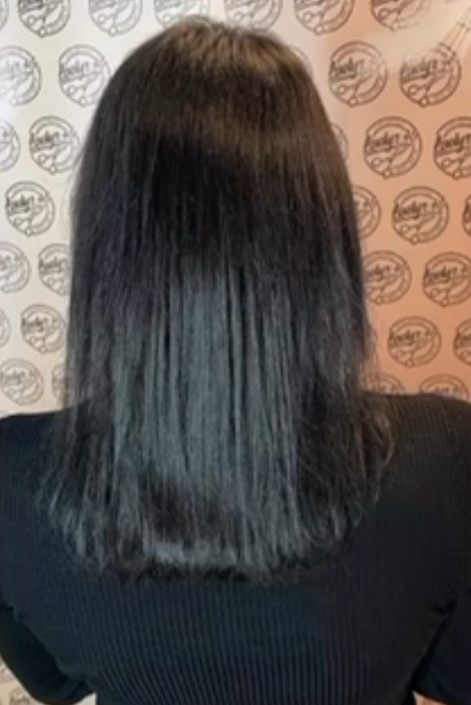 Vorher-Bild: Glattes, mittellanges Haar vor der Veränderung