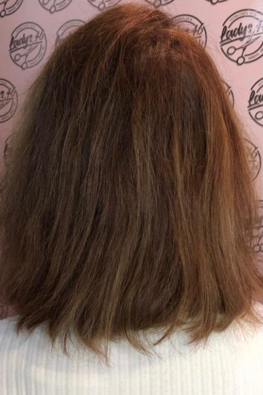 Vorher-Bild: Eine Kundin mit dünnem Haar vor der Behandlung