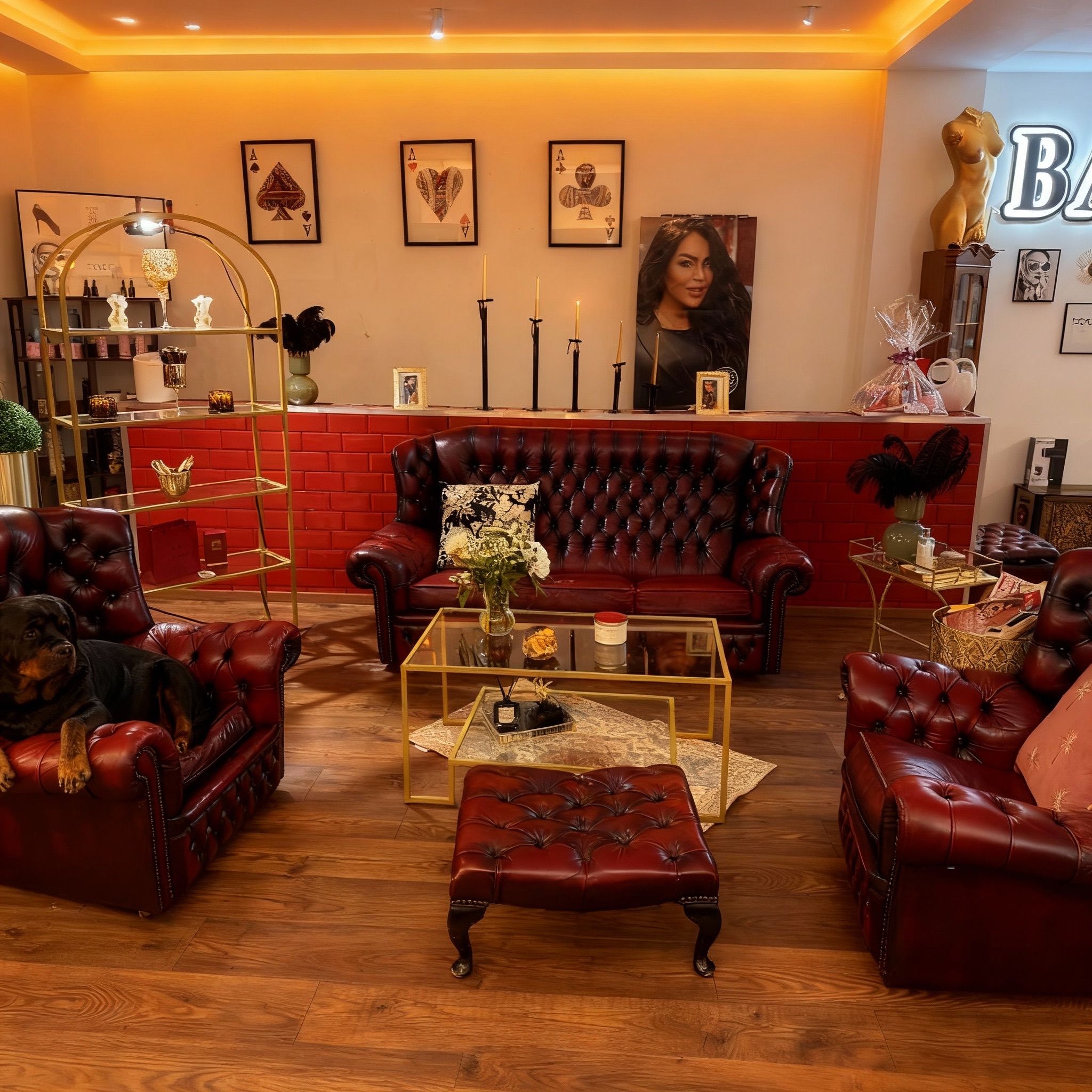 Eine gemütliche Ecke im Salon mit stilvollen Sesseln